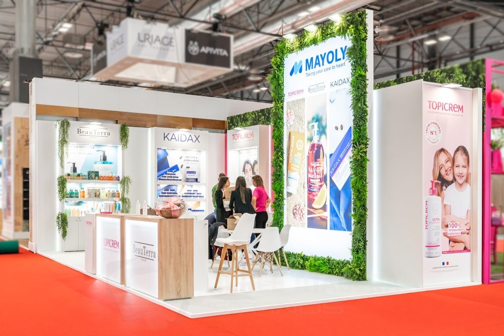 Diseño de Stand Mayoly en Infarma 2024 - Diseño, fabricación y montaje por Noble Madera Stands. Destacan sus colores y diseño con plantas artificiales