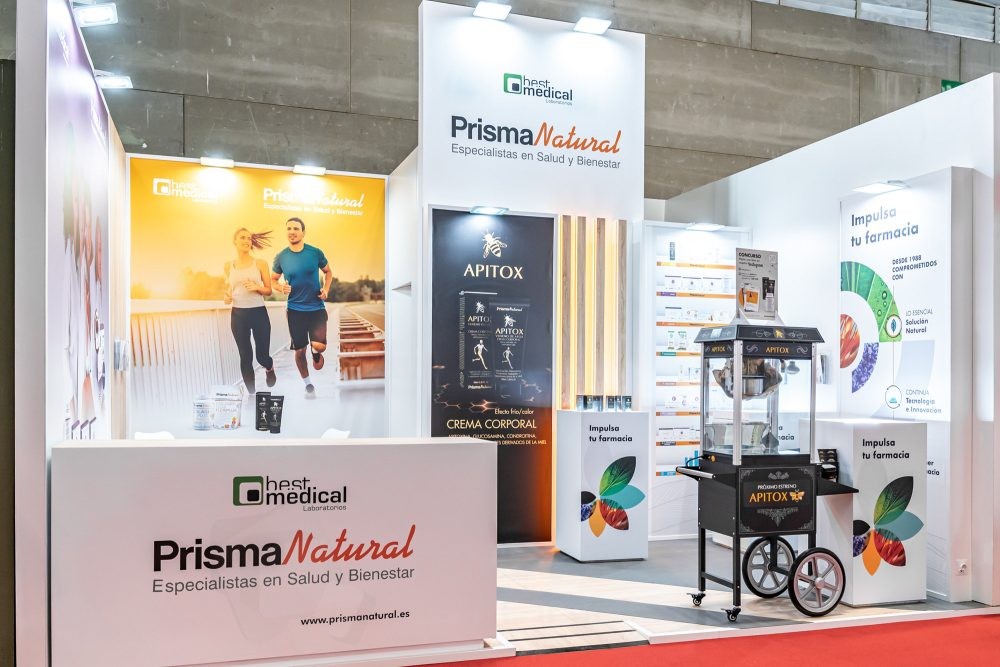 Stand Prisma Natural en Infarma 2024. Diseño, fabricación y montaje por Noble Madera Stands