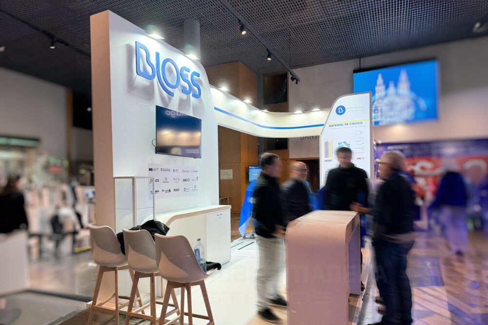 Diseño Stand BLOSS para congreso SERV 2025 celebrado en Santiago de Compostela