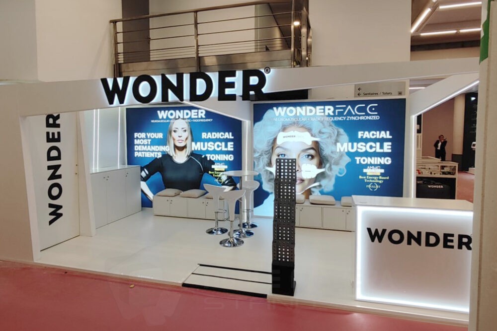 Stand WONDER en Mónaco - Feria Internacional AMWC 2025 - Diseño, fabricación y montaje a cargo de Noble Madera Stands