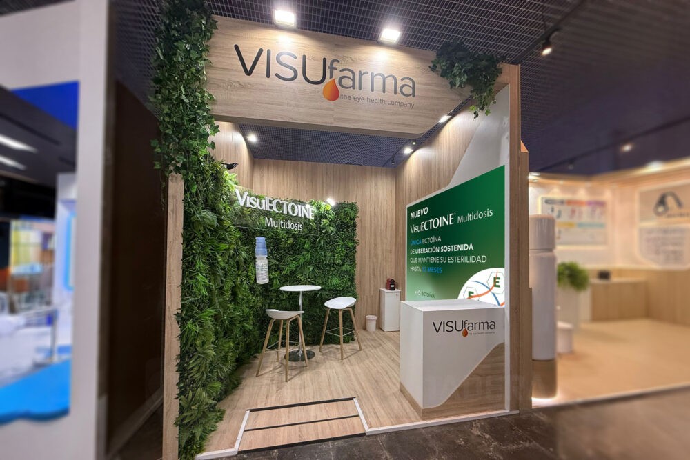 Stand Visufarma congreso SEO 2025 celebrado en Santiago de Compostela, diseñado, fabricado y montado por Noble Madera Stands. Jardín Vertical de Planta con Arte.