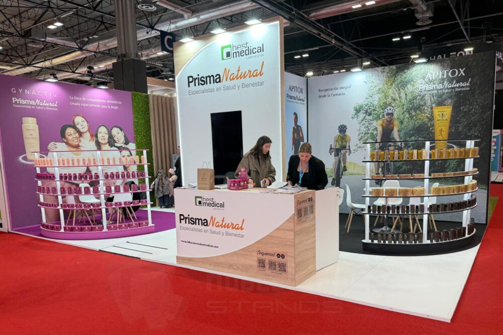 PRISMA NATURAL Infarma 2026 - Stand de Diseño creado por Noble Madera Stands