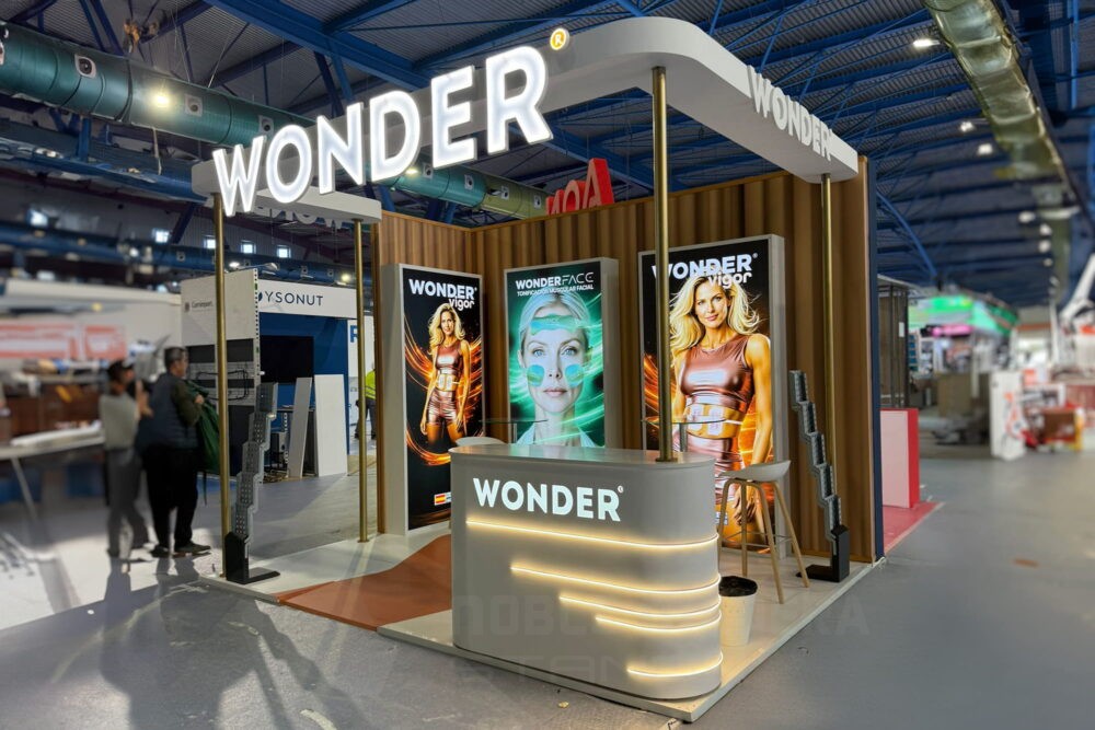 Stand WONDER en MÁLAGA diseñado, fabricado y montado en el congreso SEME 2026 por Noble Madera Stands