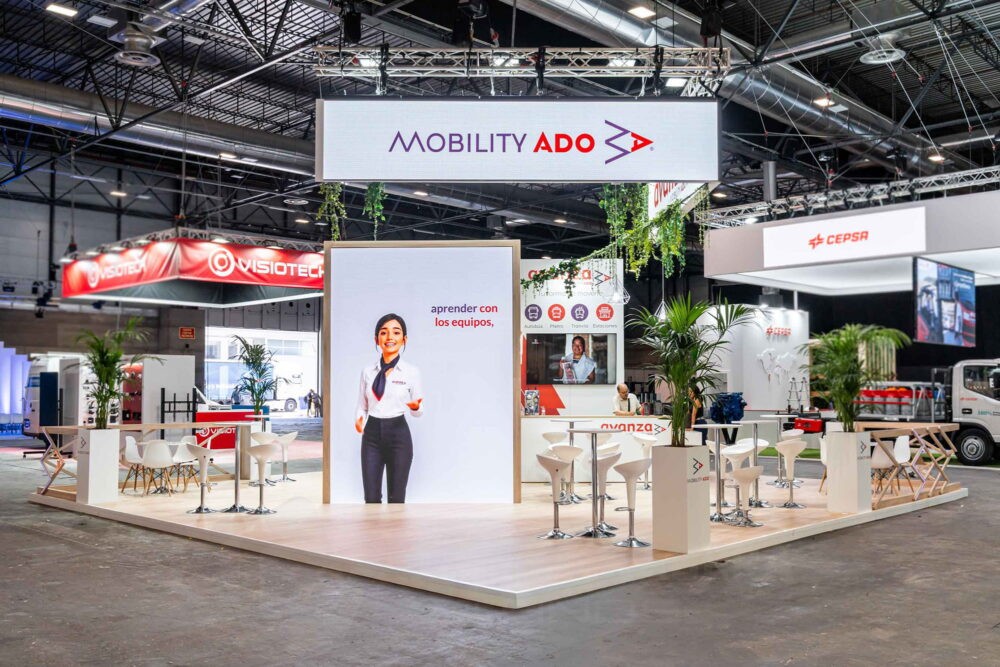 Stand de diseño para Avanza en la feria internacional Global Mobility Call 2026 celebrada en Madrid. El diseño, fabricación y montaje en feria a cargo de Noble Madera Stands.